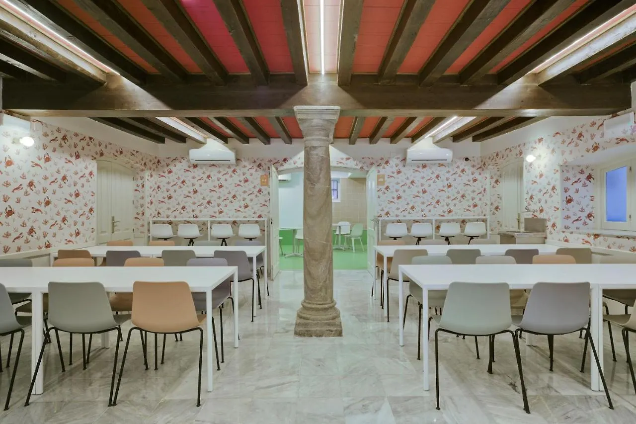 Hotel Loopinn Granada Spain